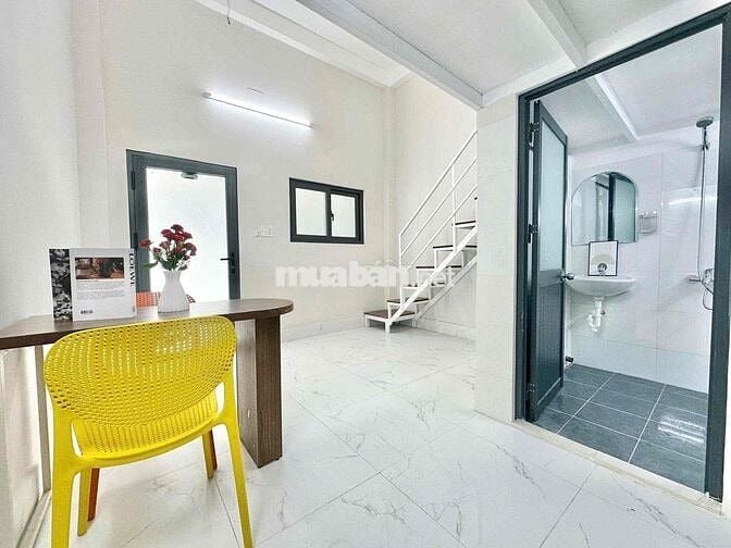 DUPLEX CỬA SỔ TRỜI - BAN CÔNG NGAY CẦU VƯỢT HOÀNG HOA THÁM