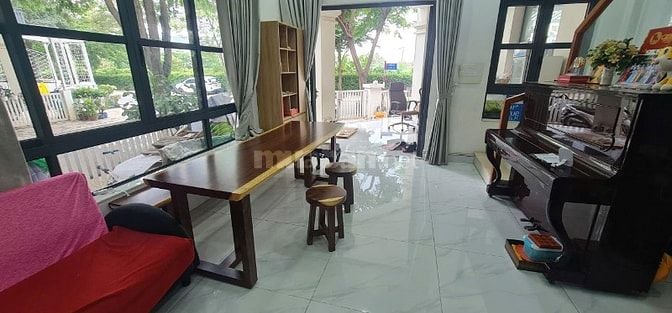 Bán biệt thự Senturia, P.An Phú Đông, Quận 12: 7,5 x 20, giá 16,8 tỷ.