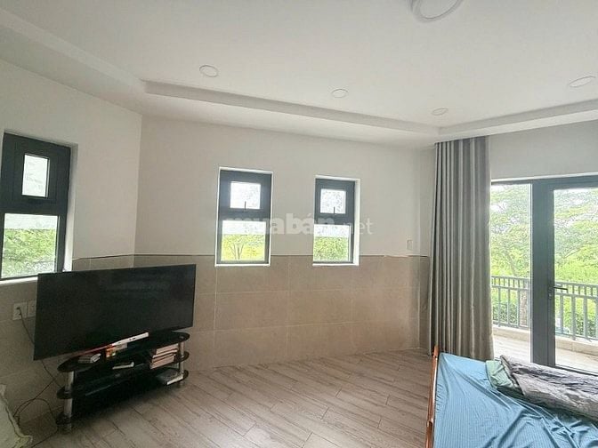 Bán biệt thự Senturia, P.An Phú Đông, Quận 12: 7,5 x 20, giá 16,8 tỷ.