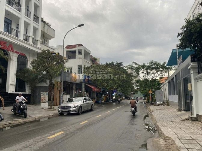 Bán 365,3m2 (10,51 x 35m) đất mặt tiền Quốc Hương, giá chỉ 85 tỷ.