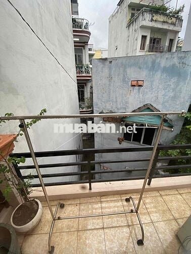 Bán nhà Nguyễn Văn Trỗi, có sân riêng