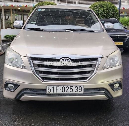 Toyota Innova 2014 2.0G - 102000 km