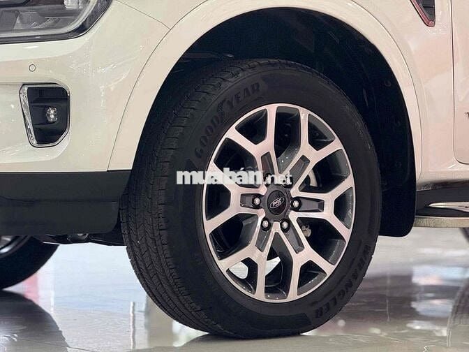Ford Everest Titanium 4x2 odo 9.000km