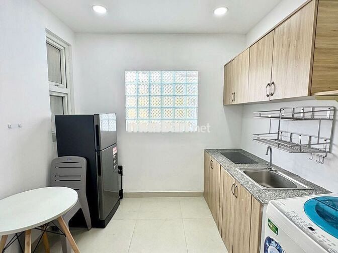 Phòng ngay quận 1, bancol đón nắng + máy giặt riêng, gần UEH, cầu Bông