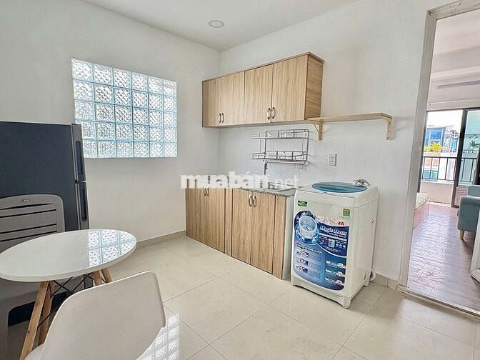 Phòng ngay quận 1, bancol đón nắng + máy giặt riêng, gần UEH, cầu Bông