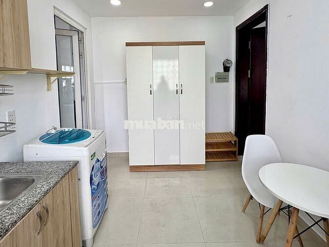 Phòng ngay quận 1, bancol đón nắng + máy giặt riêng, gần UEH, cầu Bông