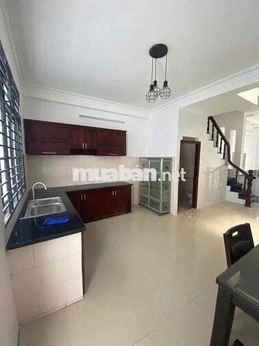 Cho thuê nhà hẻm xe hơi 2 lầu 3PN, có sân rộng