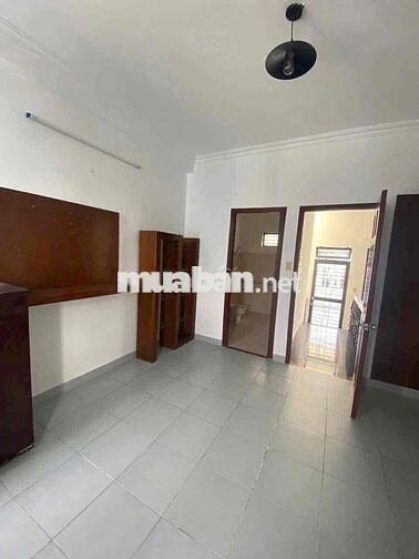 Cho thuê nhà hẻm xe hơi 2 lầu 3PN, có sân rộng