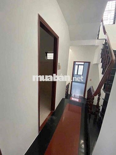 Cho thuê nhà hẻm xe hơi 2 lầu 3PN, có sân rộng