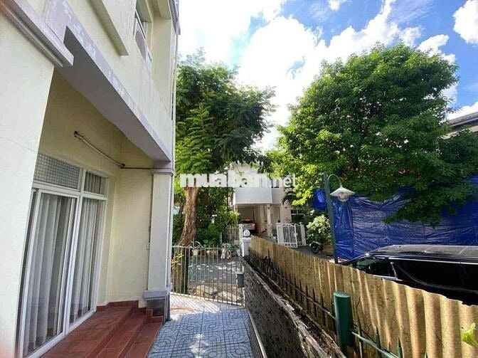 Cho Thuê Biệt thự góc 3 mặt tiền Phố Phú Mỹ Hưng