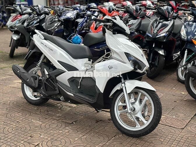 Air Blade trắng, tay ga