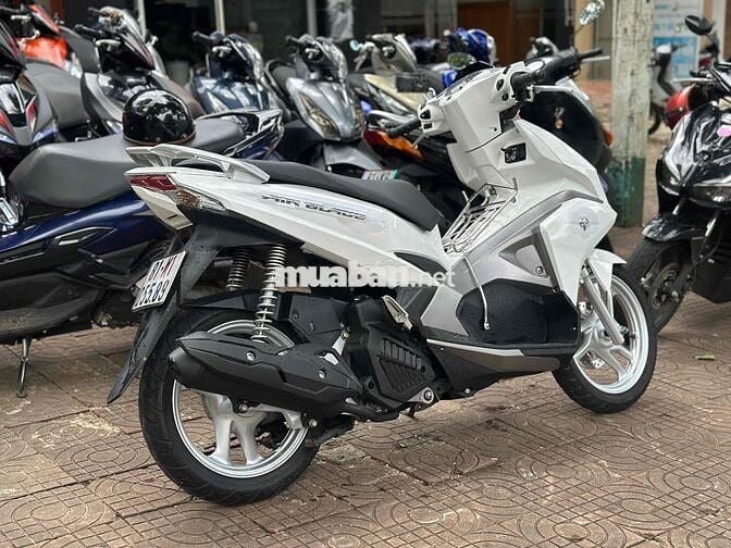 Air Blade trắng, tay ga