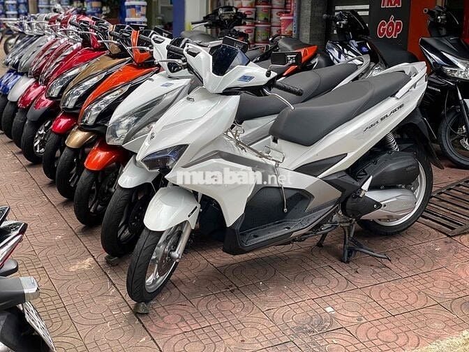 Air Blade trắng, tay ga