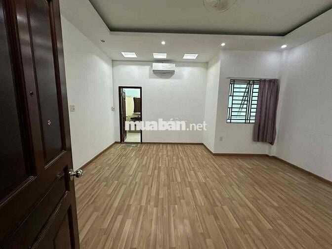 Cho thuế nhà mở văn phòng, dt nền 81m2, 1 trệt 2 lầu, hẻm xe hơi