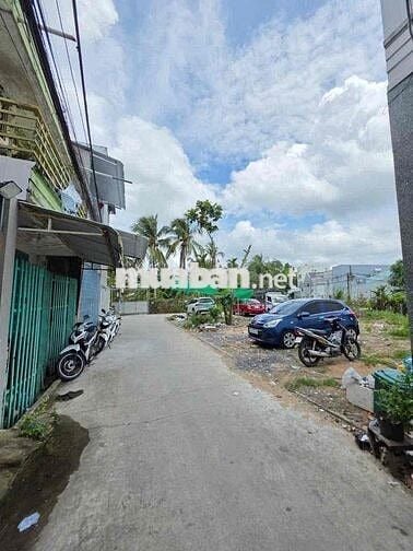 NHÀ 3 TẦNG KIÊNG CỐ ĐẬU XE OTO TRONG NHÀ TUYỆT ĐẸP TRỤC CHÍNH HẺM LT 1