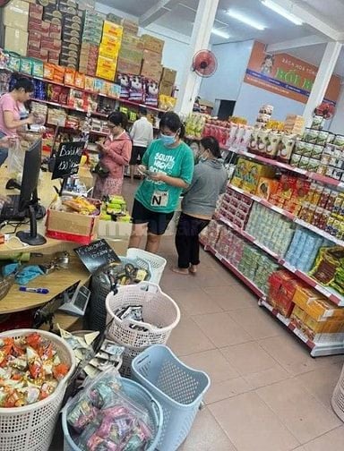 BÁCH HÓA CẦN GẤP NGƯỜI PHỤ KHO VÀ LAU CHÙI QUẦY KỆ 
