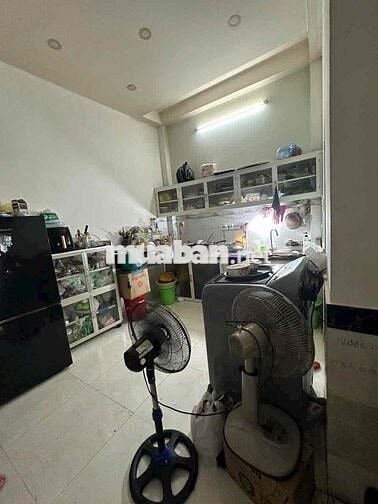 Nhà 2 lầu 6x10 hẻm nhựa 8m thông thoáng cách UBND Quận 300m