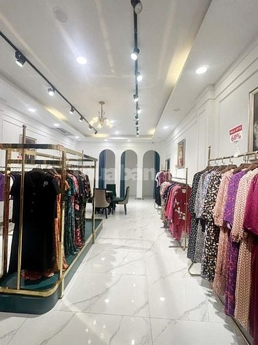 Cho thuê tầng 1 nhà mặt phố 256 Bà Triệu, 110 triệu, 162m2 view đẹp