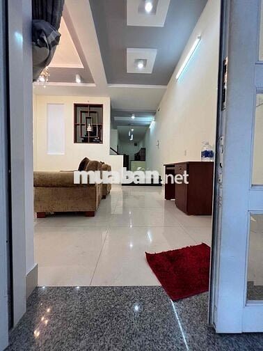 Cho Thuê Nhà Sạch Sẻ DT 250m2 1Trệt 2Lầu 4Pn 4Wc Sân Thượng Hẻm Xe Tải