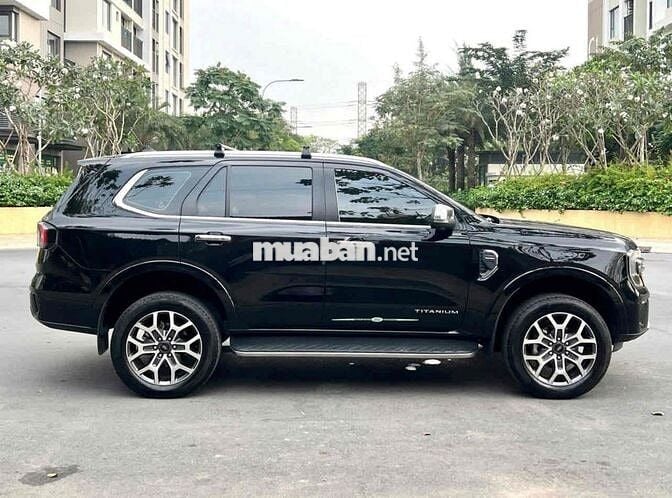 Everest 2023 Titanium 2.0L 4x2 AT - 40000km Giá TL