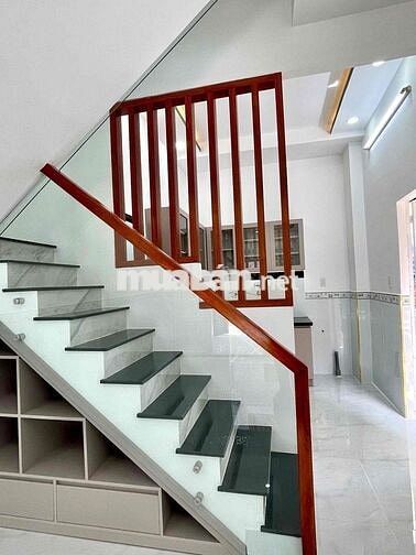 Nhà shc sau lưng Chợ Hóc Môn 4x11m 1 trệt 1 lầu  2pn 2wc sân thựợng