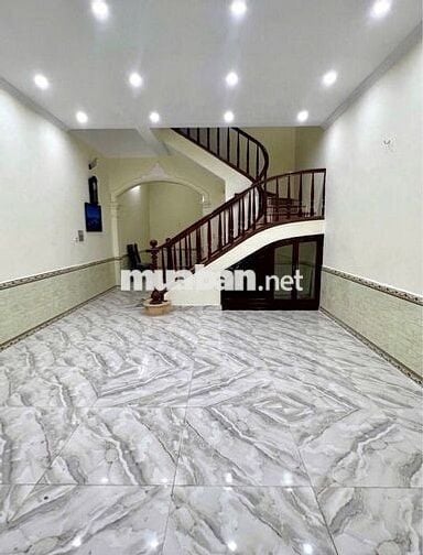 Cho thuê nhà ngõ 80 đường Trung Kính. Dt 70M x 4 Tầng mặt tiền 5m