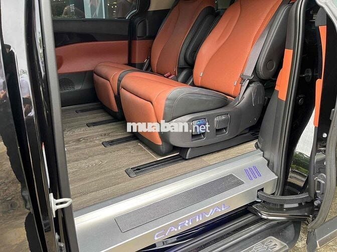 Kia Carnival 2025 Signature 2.2D - 4000 km