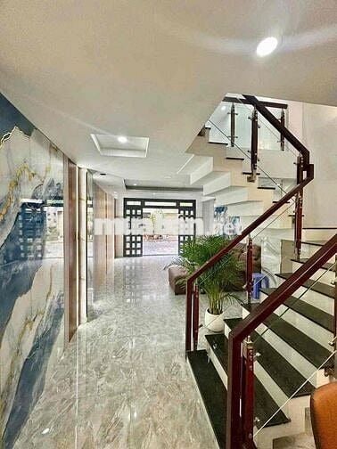 Cho Thuê Nhà Phố Y Hình DT 220m2 1Trệt 1Lửng 3Lầu 4Pn 5Wc Y Như Hình