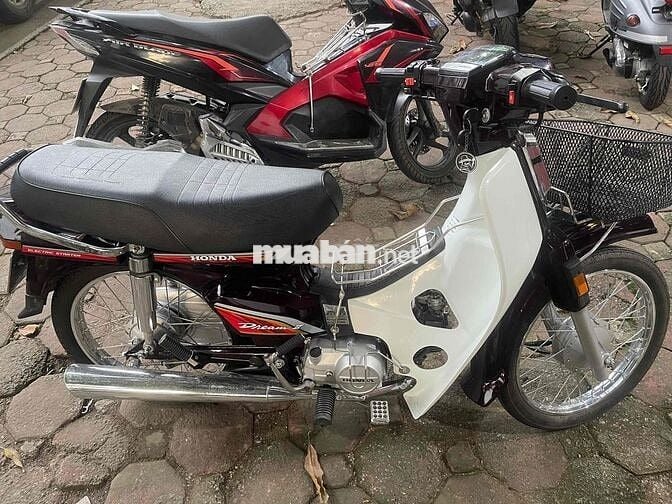 Honda Dream trắng đỏ, xe số
