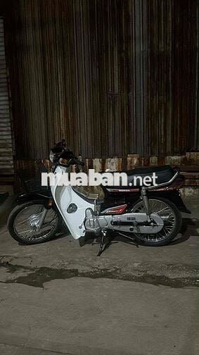 Honda Dream trắng đỏ, xe số