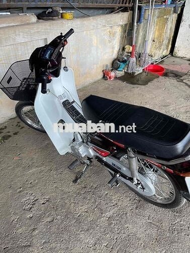 Honda Dream trắng đỏ, xe số