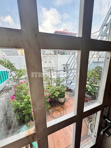 CẦN TIỀN BÁN GẤP NHÀ 4PN - CN 55m2 - CÓ SÂN ĐỂ XE NHÀ NỞ HẬU