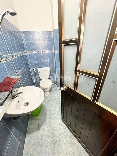 CẦN TIỀN BÁN GẤP NHÀ 4PN - CN 55m2 - CÓ SÂN ĐỂ XE NHÀ NỞ HẬU