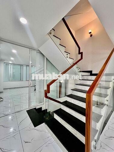 NHÀ ĐẸP MỚI TRỆT 3 LẦU, 5PN, SẴN MÁY LẠNH ,SÁT CITYLANK