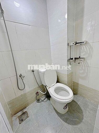Phòng cửa sổ trời - Gần UFM và KCX Q7
