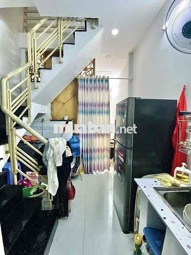 Nhà giáp Nguyễn Sơn - DT:3x8 - đúc 2 tầng - Chỉ 2.xtỷ