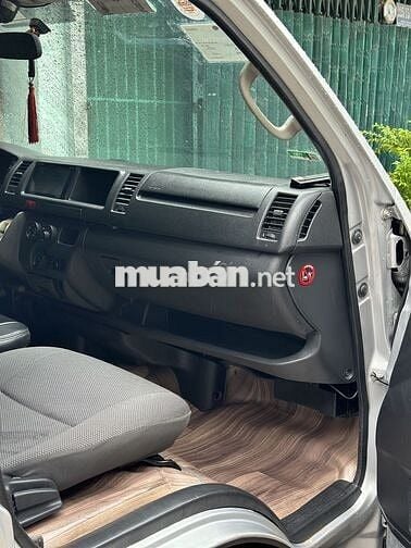 Toyota Hiace 2017 máy dầu Nhập Nhật còn rất đẹp.