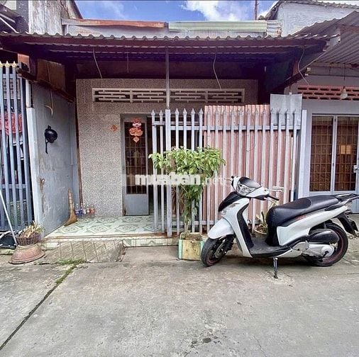 Bán đất tặng căn nhà cấp 4 ngay Bà Điểm, Hóc Môn giá chỉ 700trieu shr