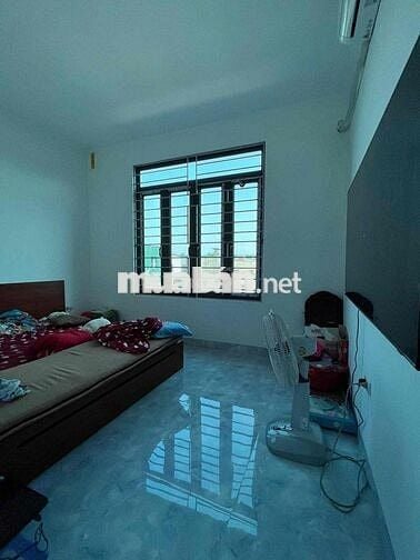 Nhà mới Kính coong Âu cơ Nội thất cơ bản DT 41m, 3 tầng, mt 4m Giá chà