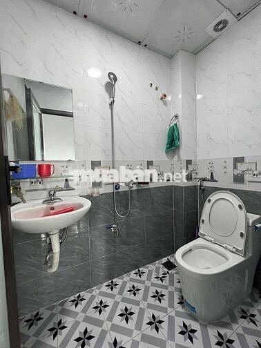 Nhà mới Kính coong Âu cơ Nội thất cơ bản DT 41m, 3 tầng, mt 4m Giá chà