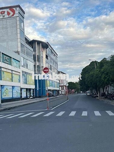 BÁN GẤP NHÀ 3 TẦNG NGAY HOÀNG VĂN THỤ DÒNG TIỀN 20TR CHỈ HƠN 5 tỷ299