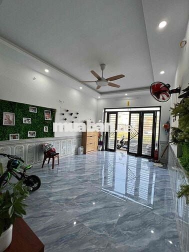 Nhà mới Kính coong Âu cơ Nội thất cơ bản DT 41m, 3 tầng, mt 4m Giá chà