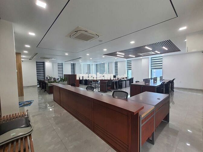 Văn phòng 120m2 - sức chứa 30 người kế bên Vạn Phúc City