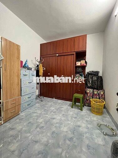 Nhà mới Kính coong Âu cơ Nội thất cơ bản DT 41m, 3 tầng, mt 4m Giá chà