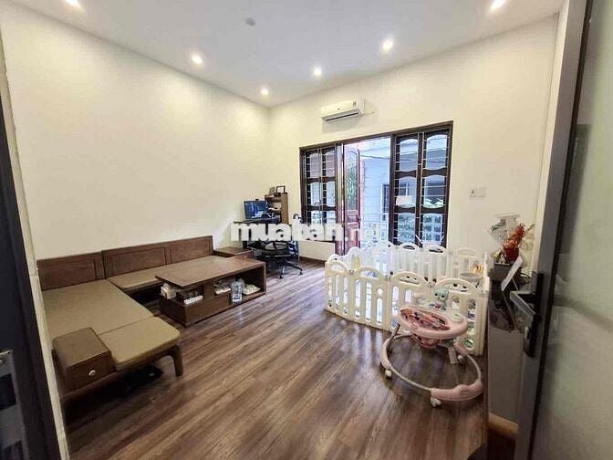 BÁN NHÀ PHỐ TRẦN QUỐC HOÀN DT 58 M x4 Tầng Mạt tiền rộng ngõ thông
