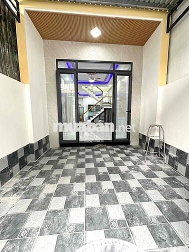 nhà 1 trệt 1 lầu 04 phòng ngủ , gần chợ cổng sau cty Pouchen ,