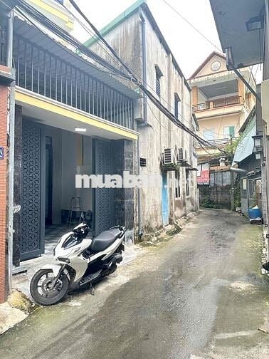 nhà 1 trệt 1 lầu 04 phòng ngủ , gần chợ cổng sau cty Pouchen ,