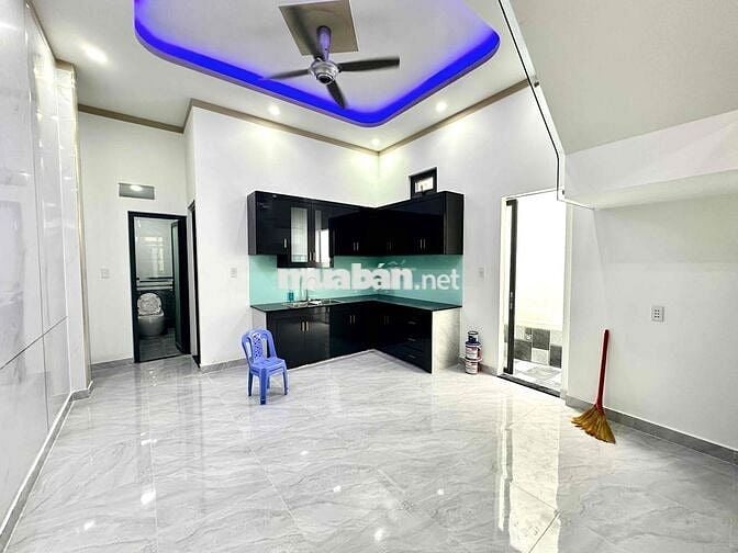 nhà 1 trệt 1 lầu 04 phòng ngủ , gần chợ cổng sau cty Pouchen ,