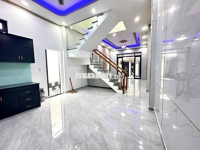 nhà 1 trệt 1 lầu 04 phòng ngủ , gần chợ cổng sau cty Pouchen ,