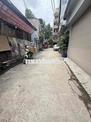 BÁN ĐẤT THUÝ LĨNH, Ô TÔ ĐỖ CỬA